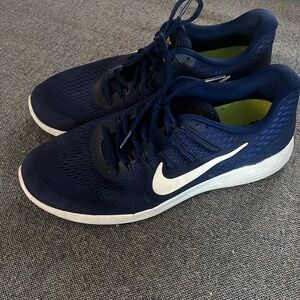 Men’s Nike shoe, navy blue and white. Size 11.